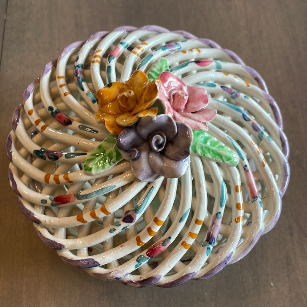 Ceramic trinket bowl with lid